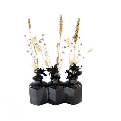 3 zwarte vaasjes aan elkaar met droogbloemen
