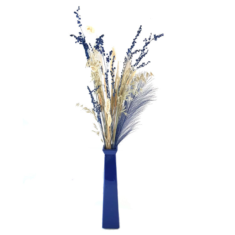 Glazen koningsblauwe vaas met droogbloemen