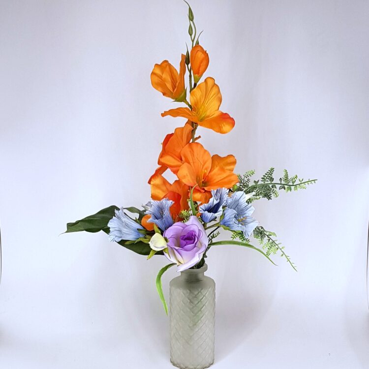 Klein vaasje met zijden bloemen