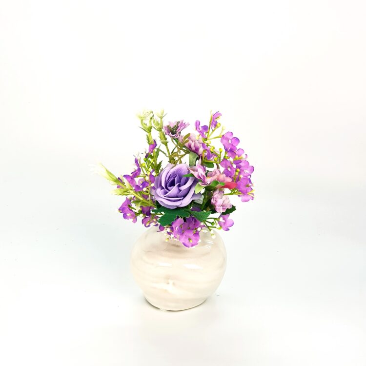Keramiek vaasje met lila zijden boeketje