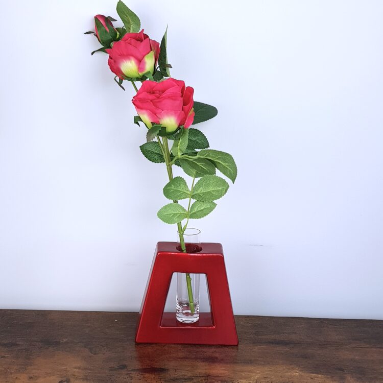 Rode vaas met zijden roos