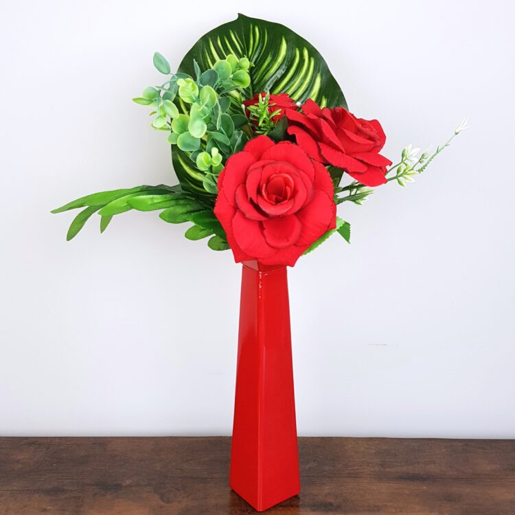 Rode vaas met zijden bloemen boeket