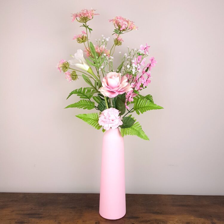 Roze vaas met zijden boeket
