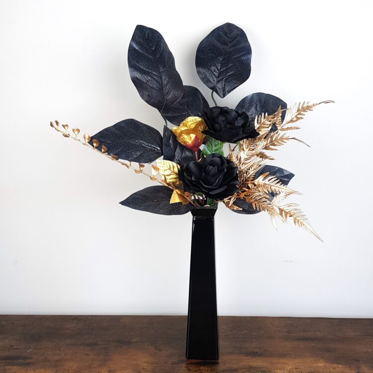 Zwarte vaas met zijden bloemen boeket
