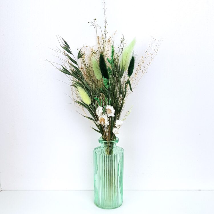 Groen vaasje met droogbloemen