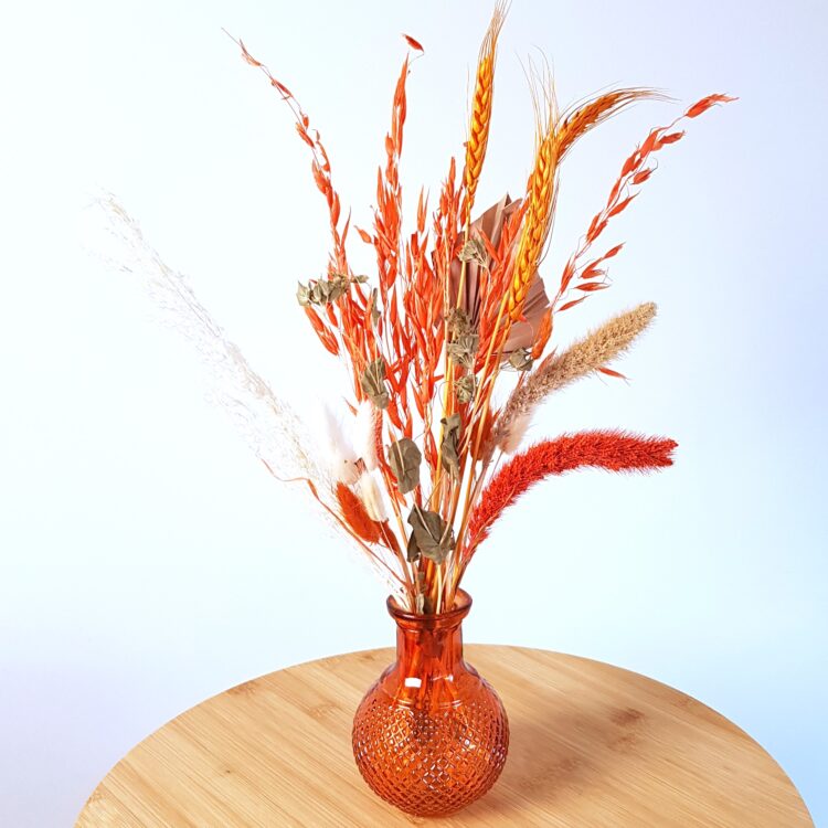 Glazen vaasje met droogbloemen, Oranje