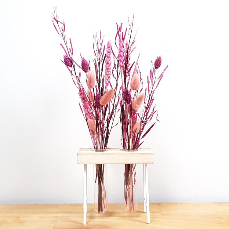 Droogbloemen in reageerbuisjes, bordeaux roze