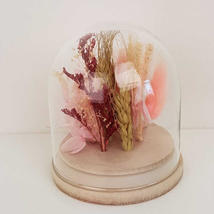 Stolpje met droogbloemetjes roze