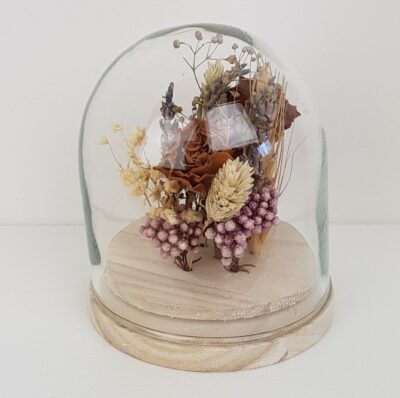 Stolpje met droogbloemetjes lila