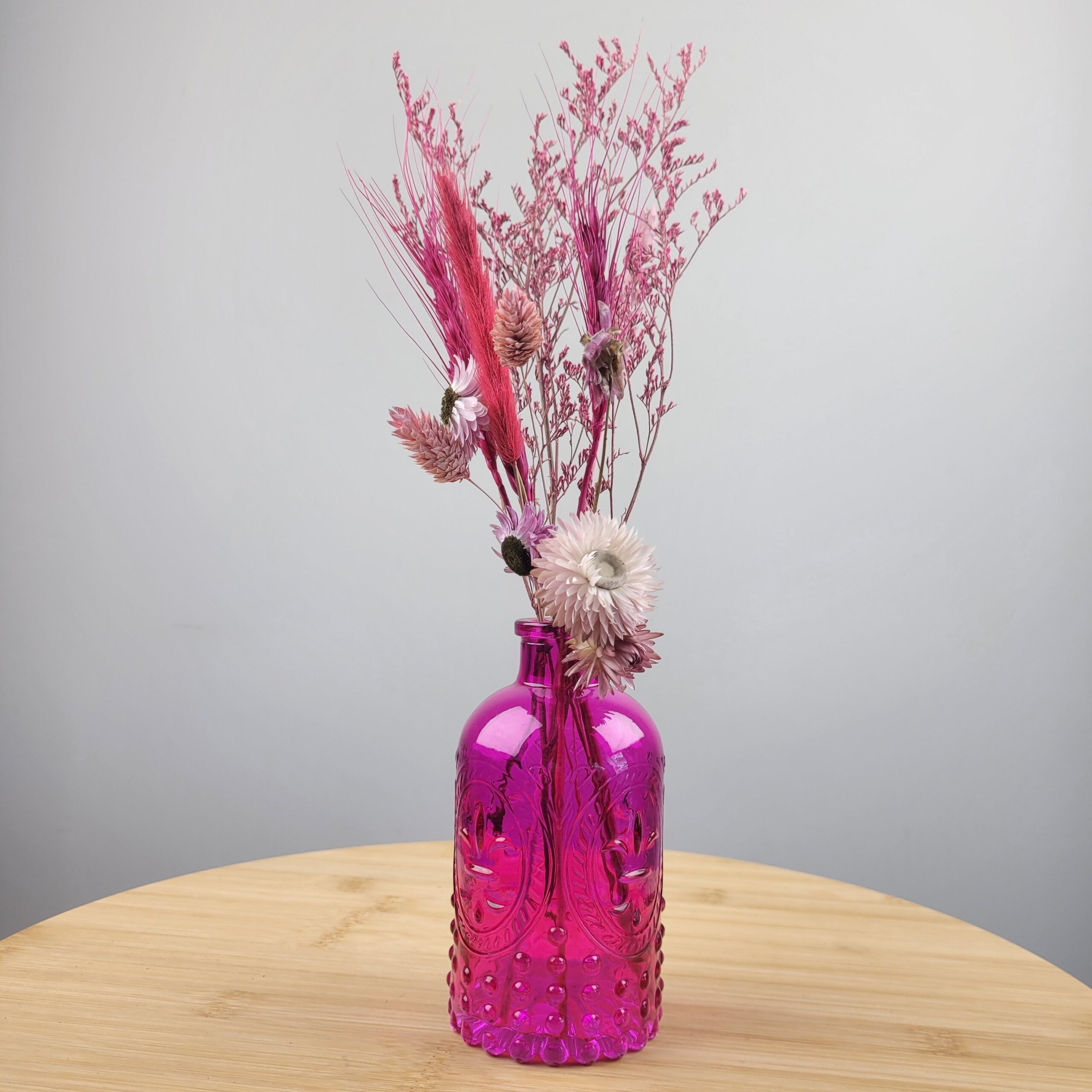 Droogboeketje in felroze vaasje