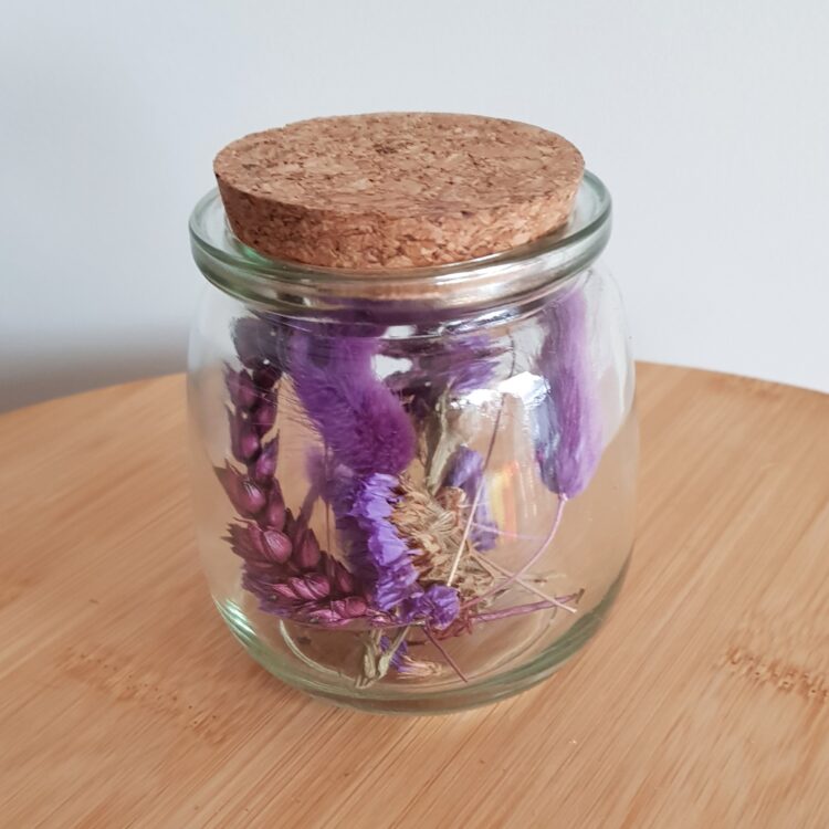 Vaasje met kurk gevuld met paarse droogbloemetjes