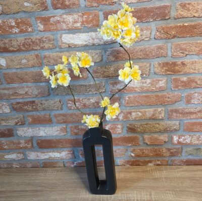 trendy-zwarte-vaas-met-gele-bloesem