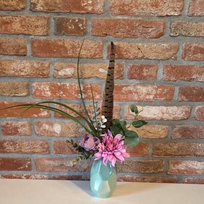 mintgroen-vaasje-met-gebonden-zijdenbloemen-boeketje