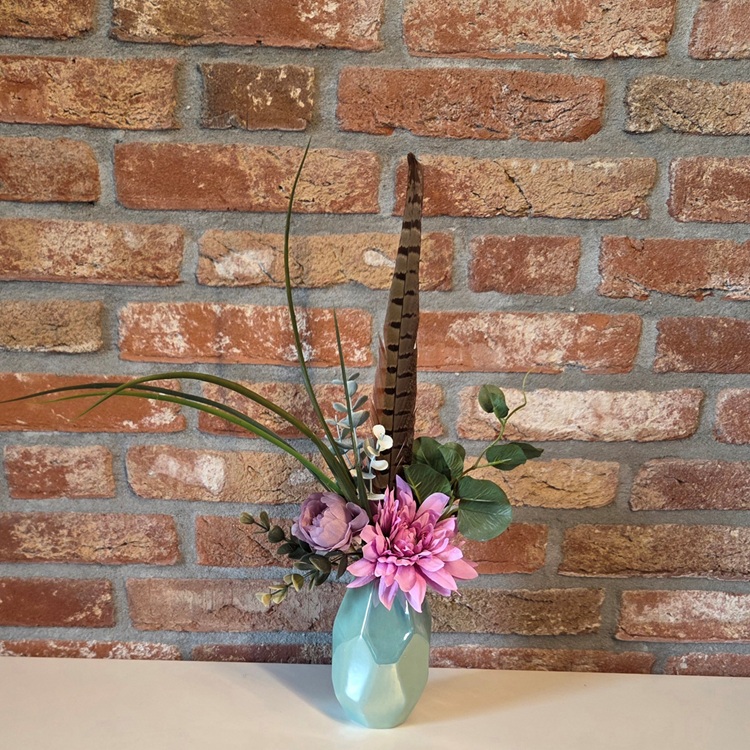 mintgroen-vaasje-met-gebonden-zijdenbloemen-boeketje